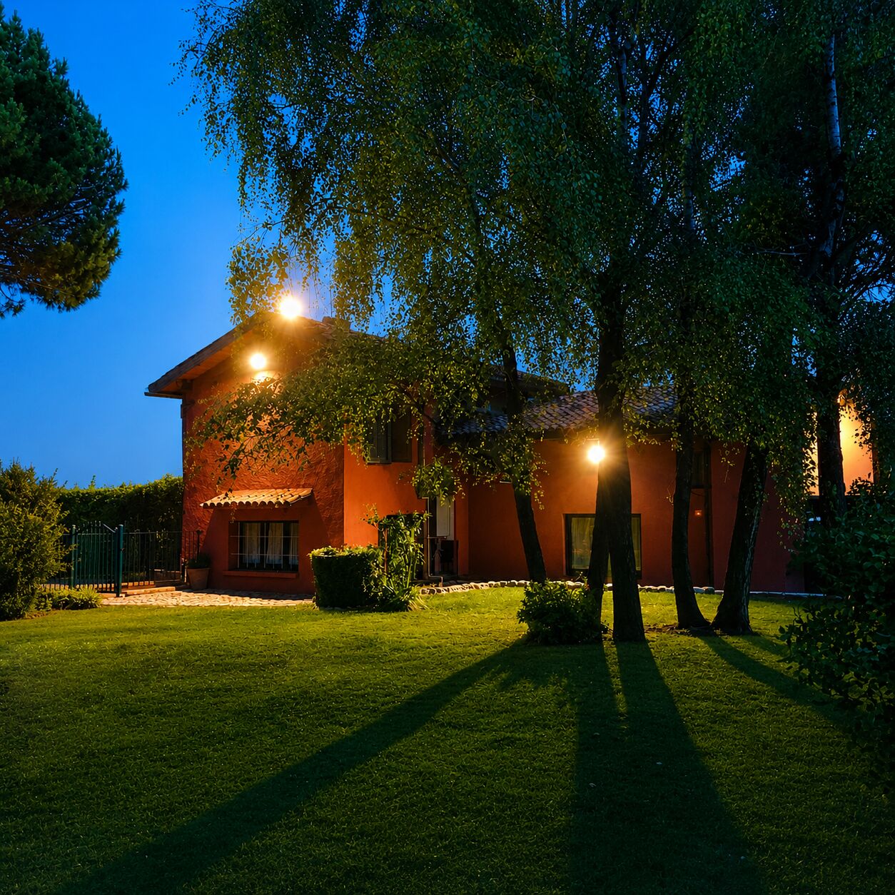 Facciata di Cà Boschetto illuminata alla sera