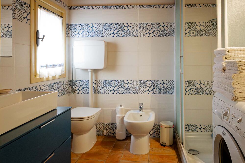 Bagno con doccia e lavatrice