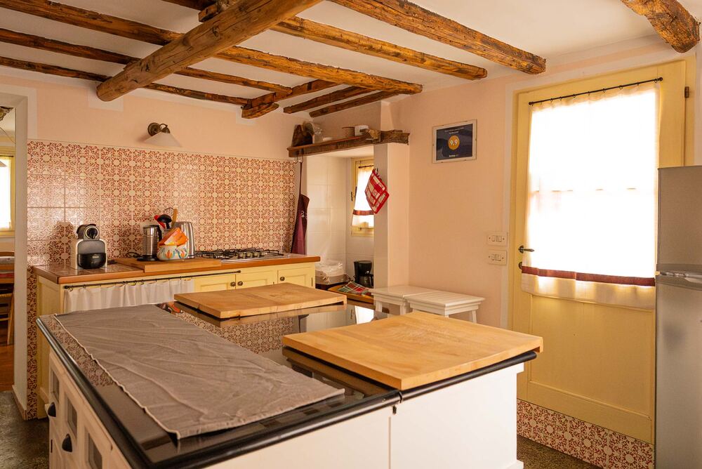 Cucina con pentole in rame