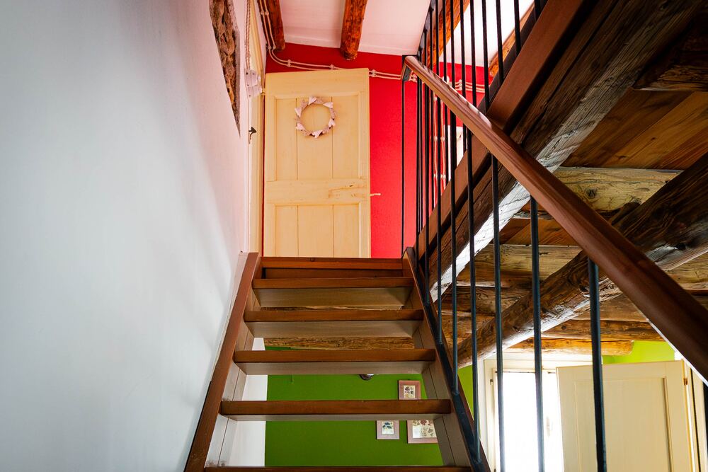 Scala in legno con travi a vista