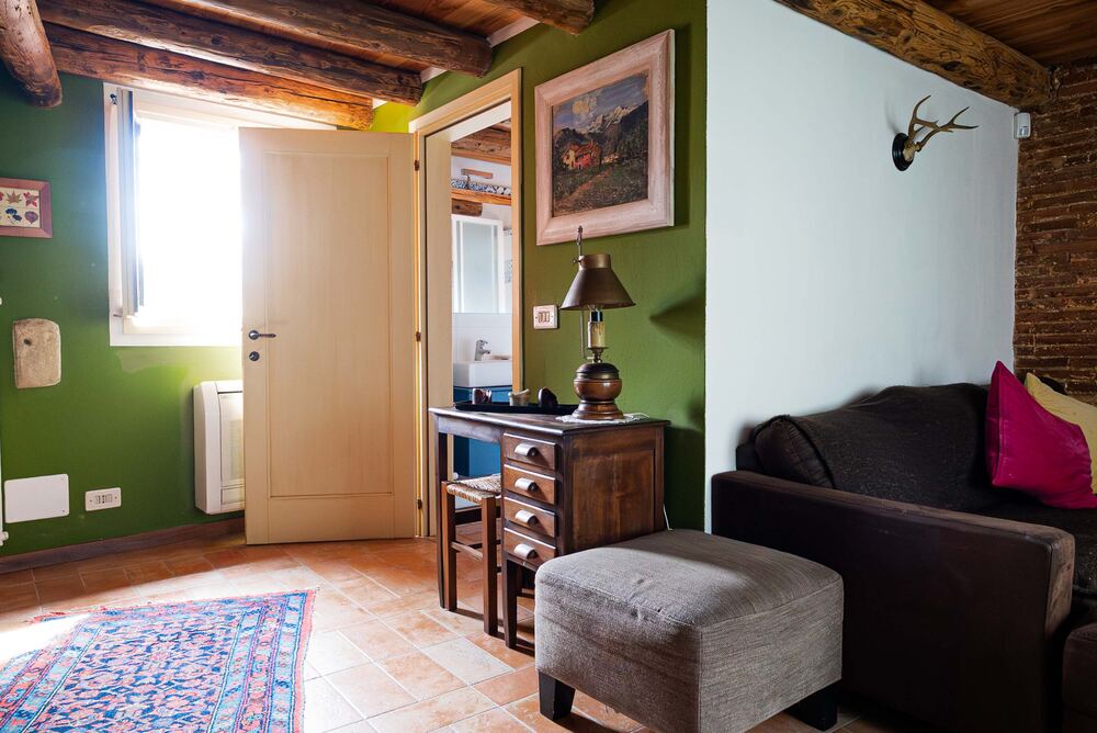 Scrittoio in legno nel soggiorno